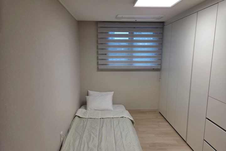 State-of-the-art apartment with a view of Bus 18th image
