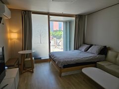 5 minutes from Gasan Station. Room with a ter 13th image