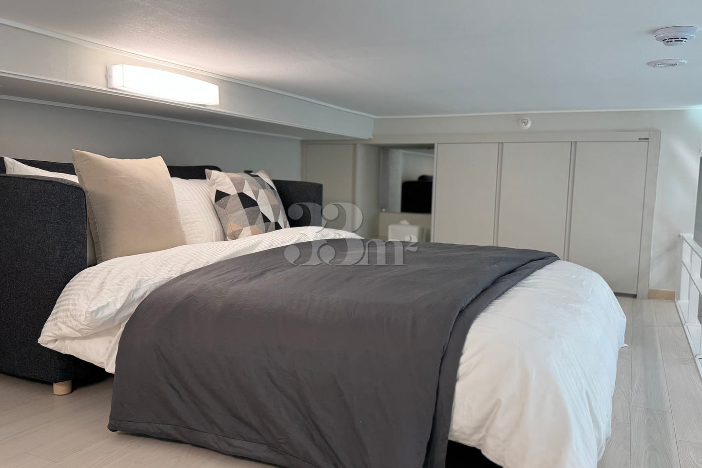 Luxury 10th-floor unit in the city center 9th image