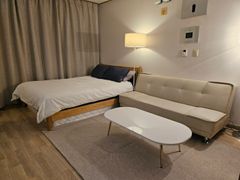 5 minutes from Gasan Station. Room with a ter 1th image