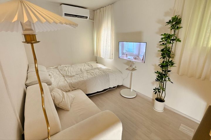 Cozy 2-Room Unit 5th image