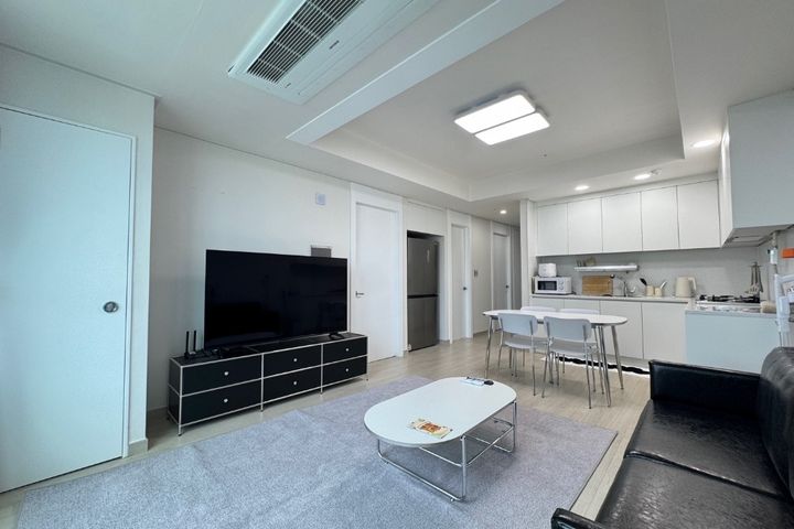 Newly remodeled, fully furnished, 3 rooms 2th image