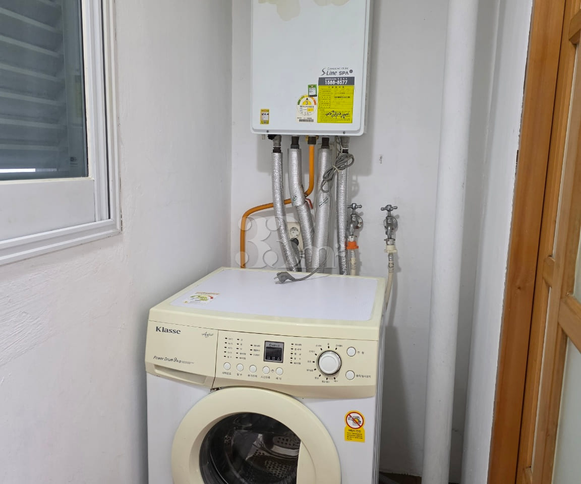 Neat studio apartment in Sanho-dong 4th image