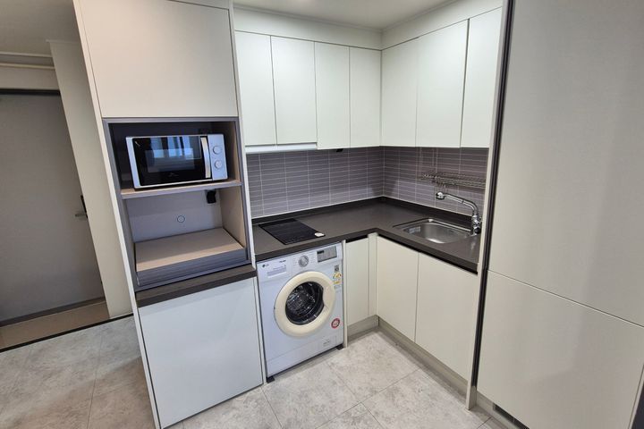 Studio apartment 8th image