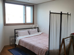 Spacious room, stylish room, close to the sta 2th image