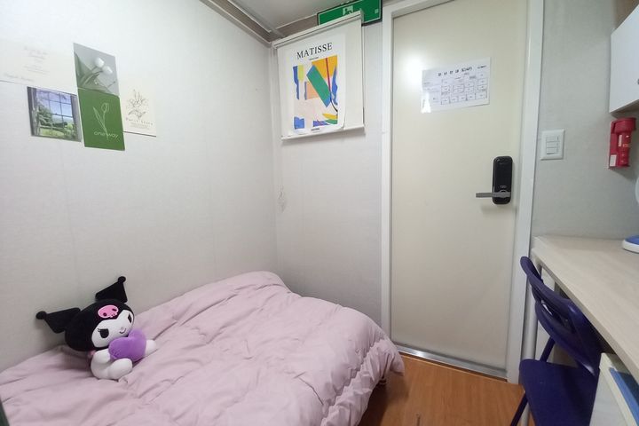 Small and Cozy Room 526 5th image