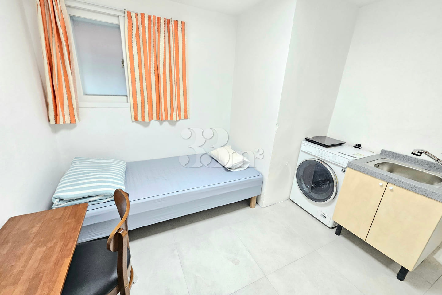 Clean studio apartment in a triple station ar 8th image