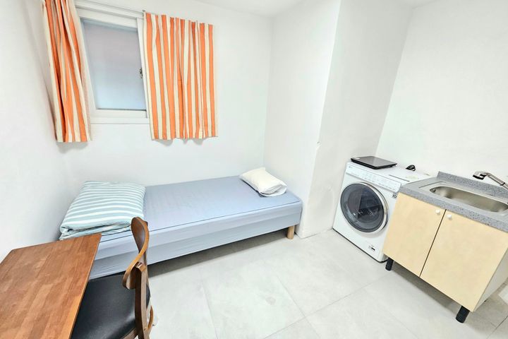 Clean studio apartment in a triple station ar 8th image