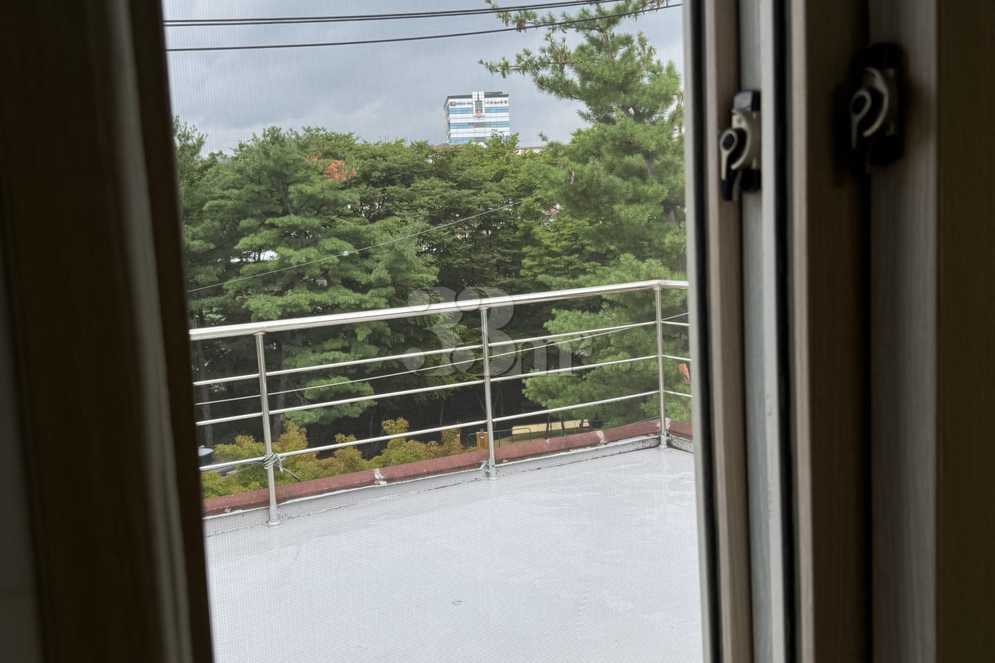 Studio apartment with a terrace near the back 6th image