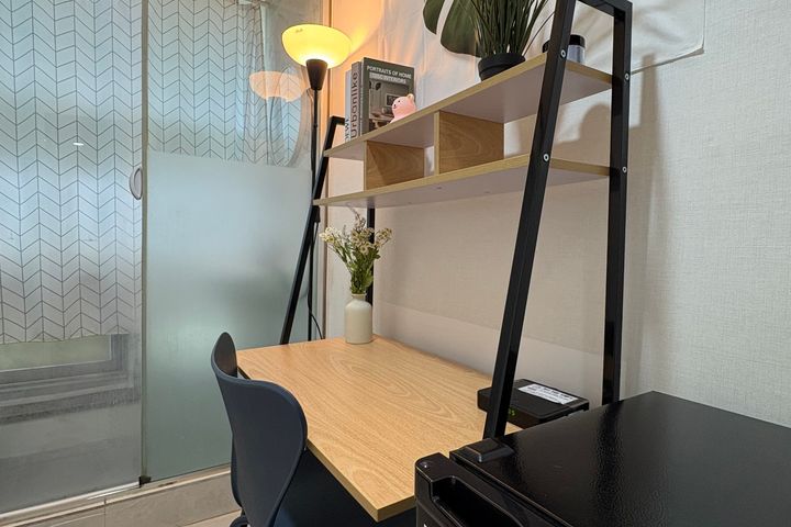 Studio with an exterior window, Unit 323 5th image