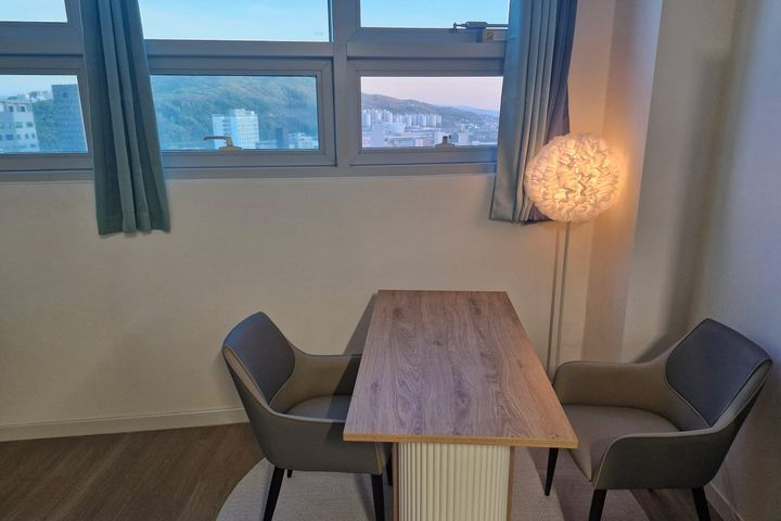 13th-floor officetel with a great view 10th image