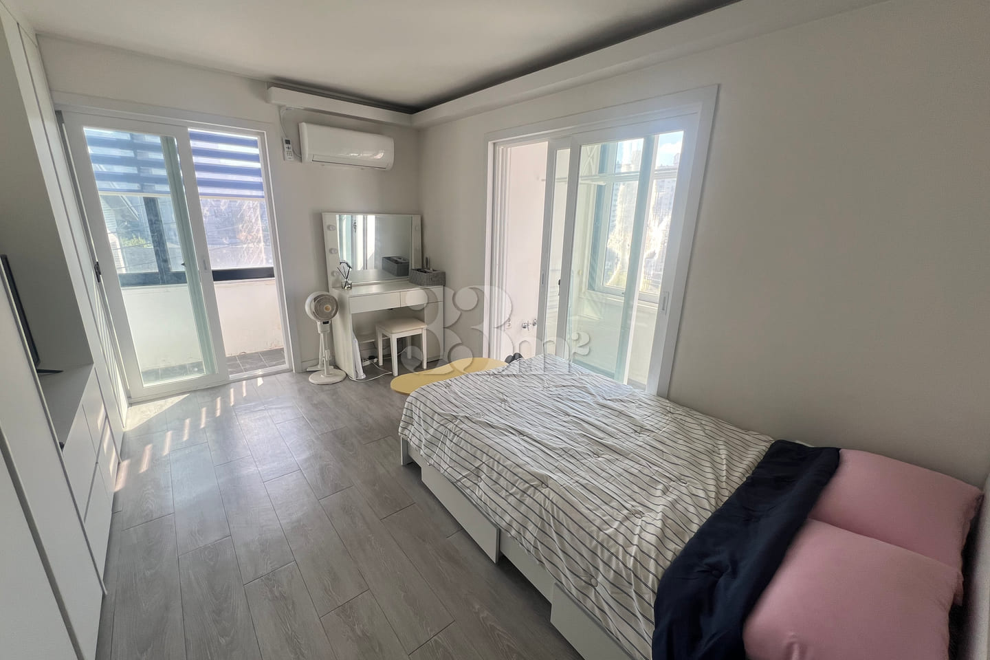Fully furnished white-themed room in Junghwas 1th image