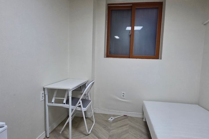 4 minutes to subway station, fully furnished 8th image
