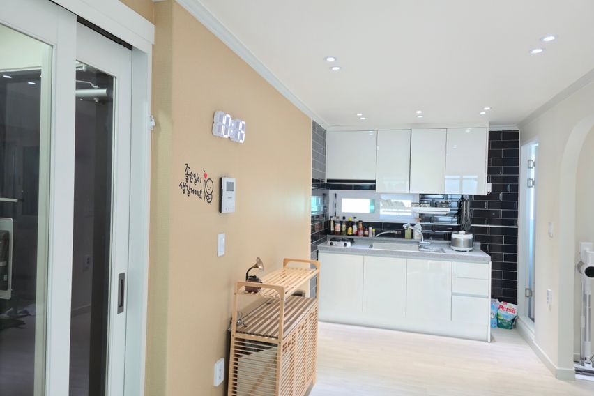 Modern and Clean Villa near Giheung Station 2th image