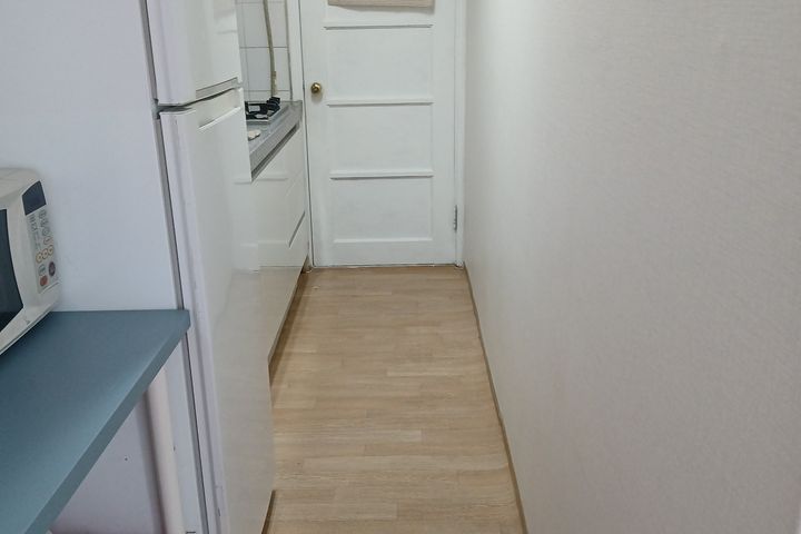 A sun-drenched two-room apartment. 11th image