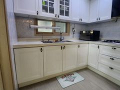 3-bedroom, 2-bathroom apartment near the subw 1th image