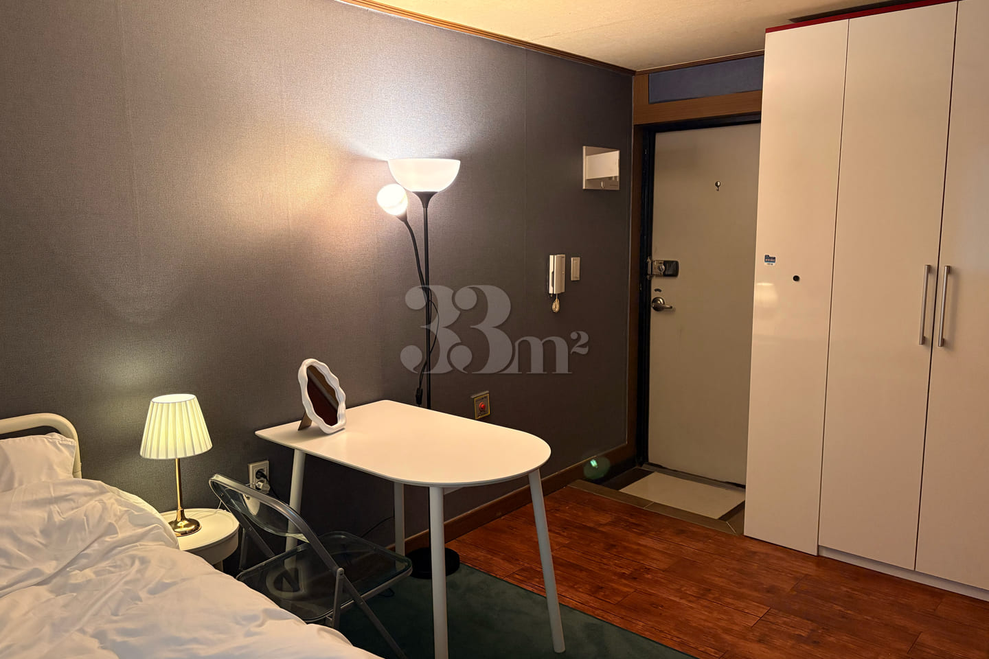 A pleasant room right next to the subway stat 6th image