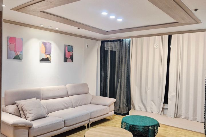 A spacious and comfortable space 0th image