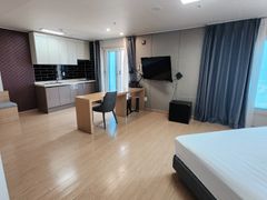21-pyeong room, 1-minute walk to the beach, p 1th image