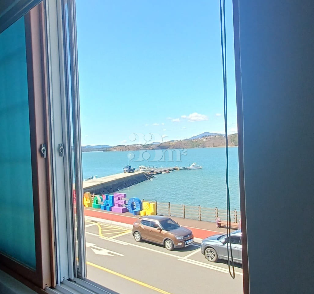 Short-term rental with a sea view in Sacheon, 3th image