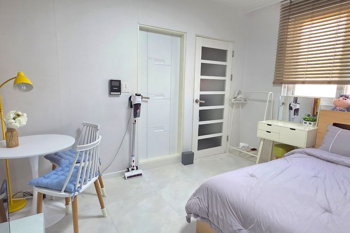 Cost-effective studio apartment with a separa 1th image