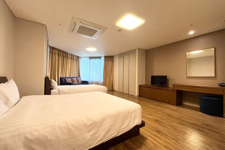 Spacious studio apartment near Seodaemun Stat 0th image