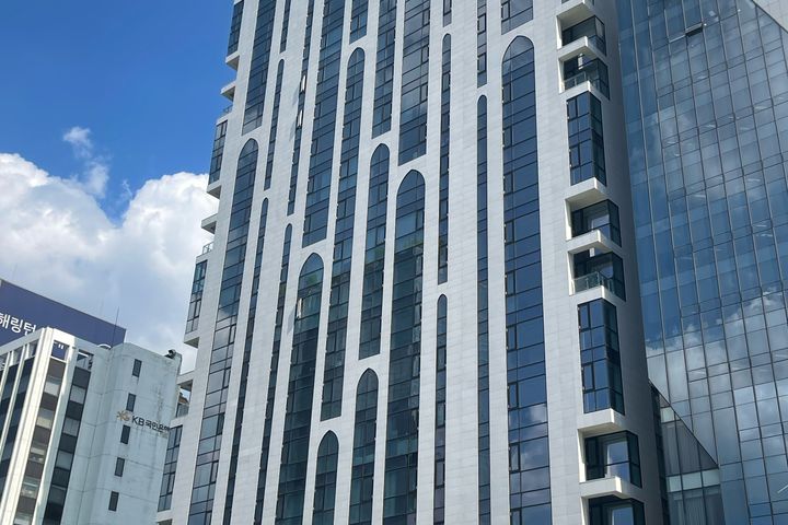 Newly built suite near Cheongdam Intersection 0th image