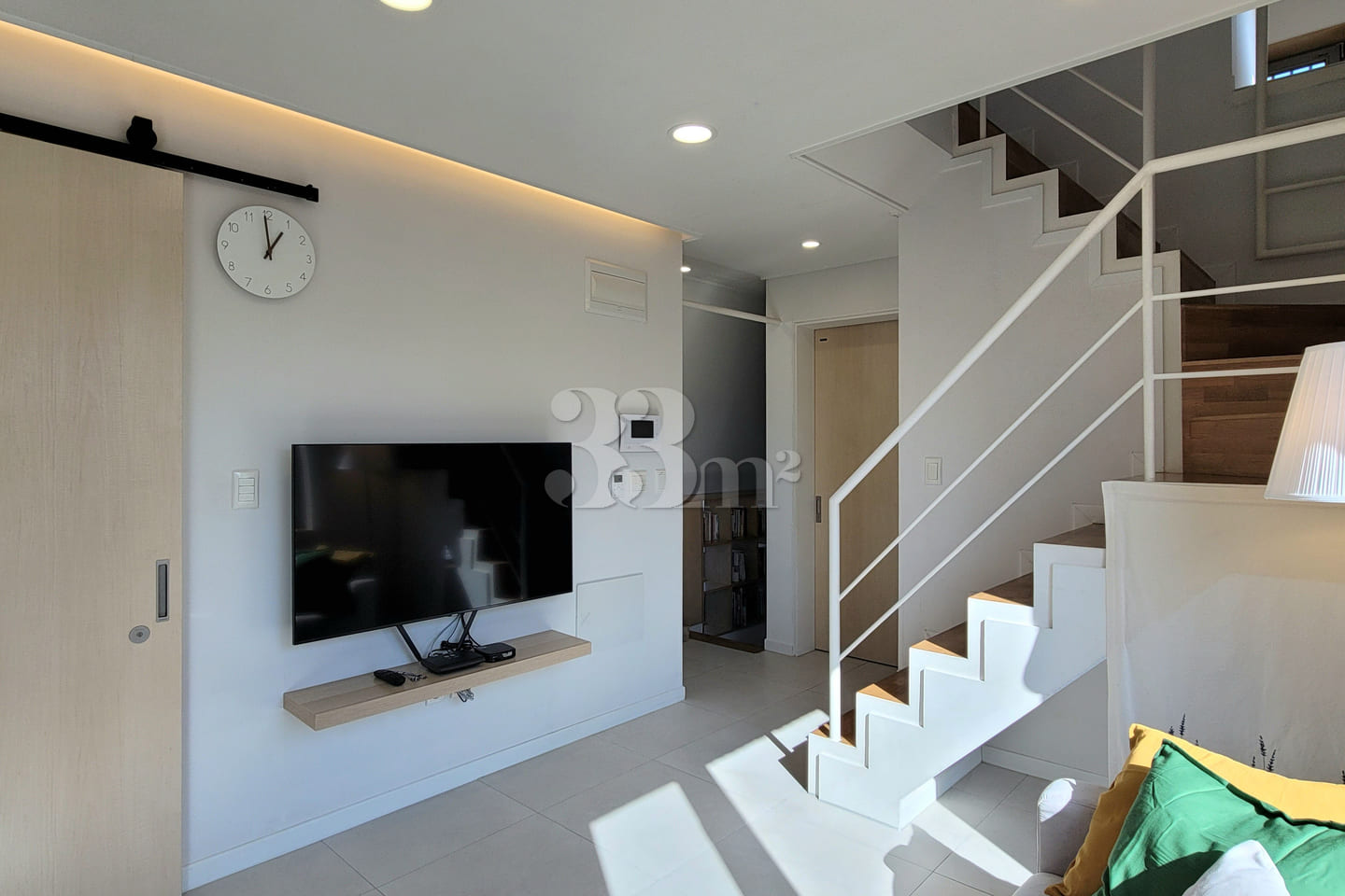 Top-floor unit overlooking the lake park [adj 3th image
