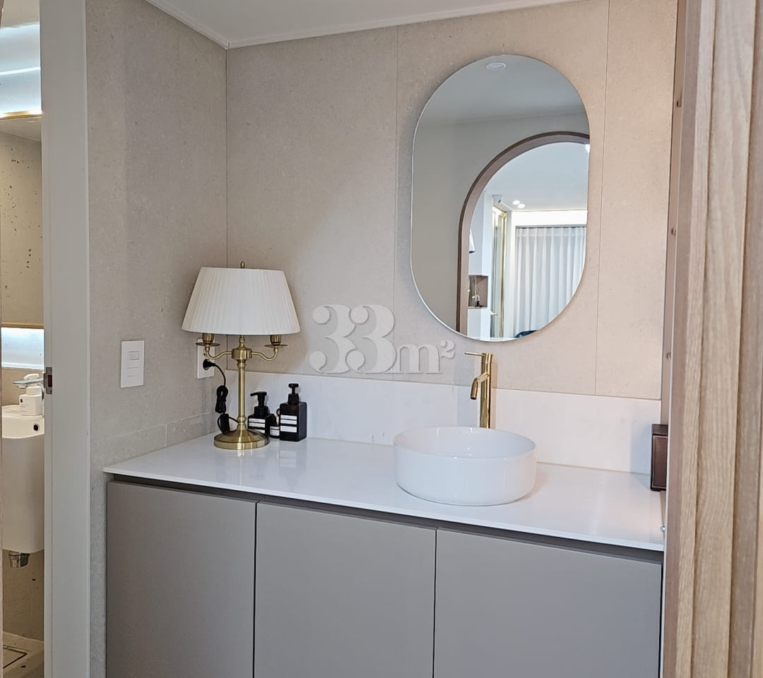 Spacious 40-pyeong unit with a large living r 10th image
