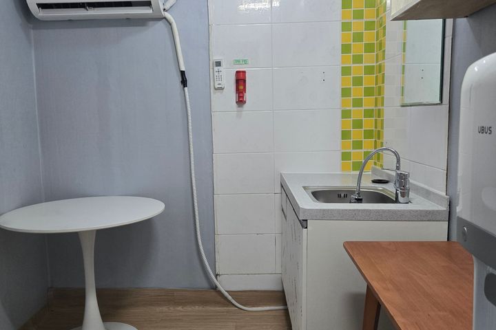 Fully furnished, women-only accommodation nea 13th image