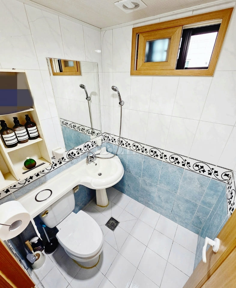 Fully furnished studio apartment near the cou 13th image
