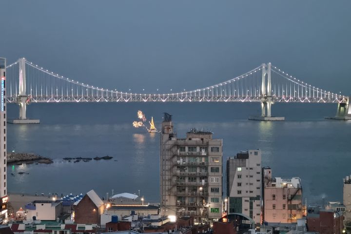 Newly built, fully furnished unit with a view 13th image