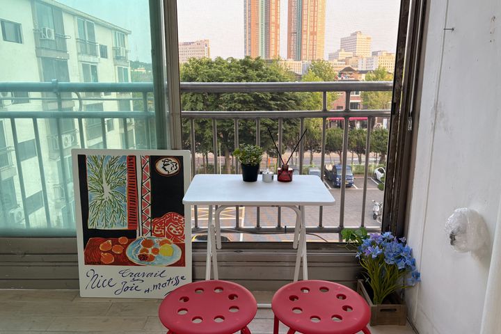Sun-drenched balcony apartment 0th image