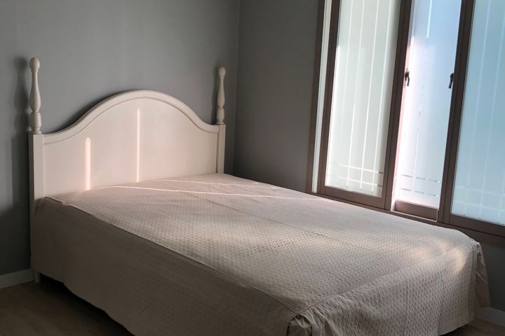 Fully furnished, stylish space just 5 minutes 0th image