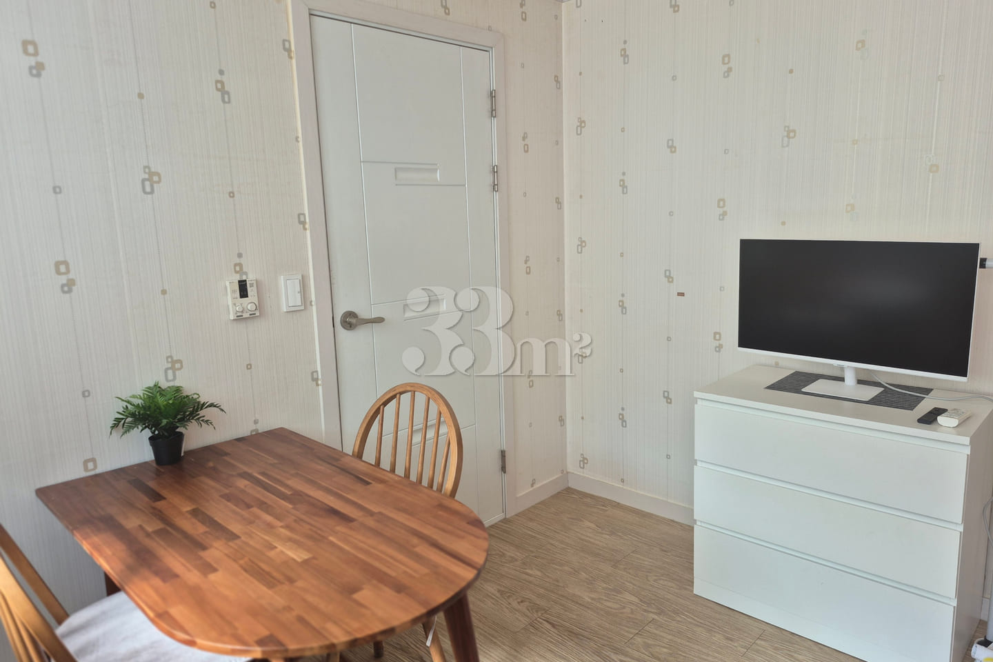 Spacious, fully furnished 'Two-Bay A' unit 1th image