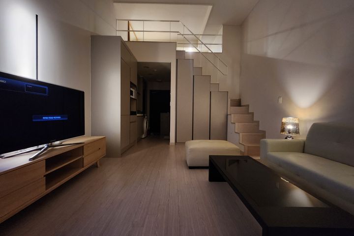 Right by the subway station. Spacious duplex 9th image