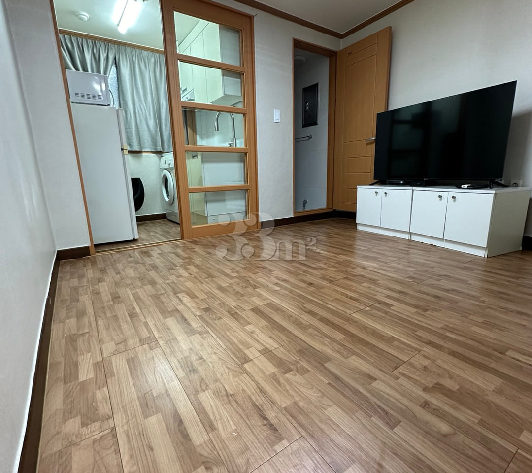 Clean, fully furnished room B in front of Bye 2th image