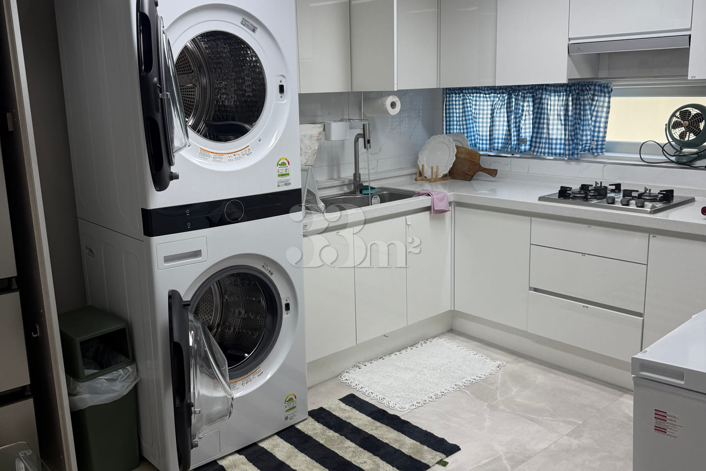 Hotel bedding, washer/dryer 11th image