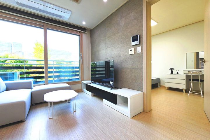 Two-bedroom apartment with full options, 5-mi 0th image