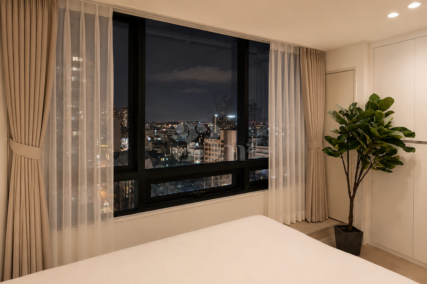 1 minute from Hongdae Station ❤️ Spacious and 3th image
