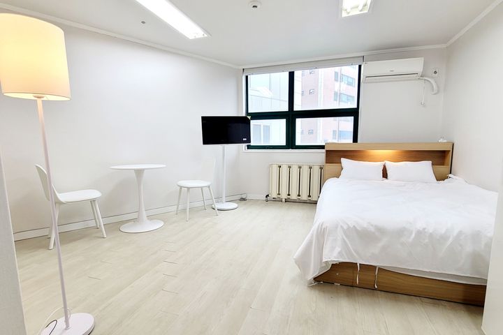 🤵 Fully-furnished unit near Sinchon Station  0th image