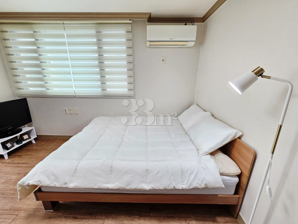 Fully furnished studio apartment near City Ha 3th image