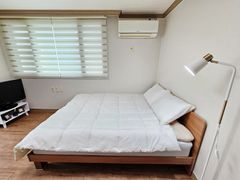 Fully furnished studio apartment near City Ha 3th image