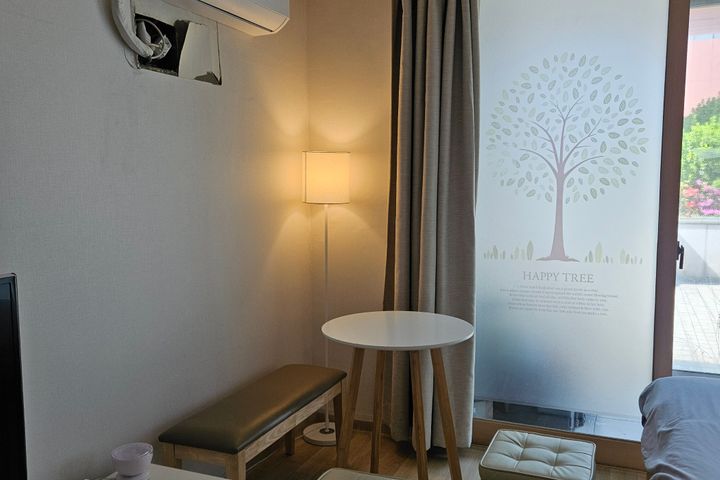 5 minutes from Gasan Station. Room with a ter 15th image