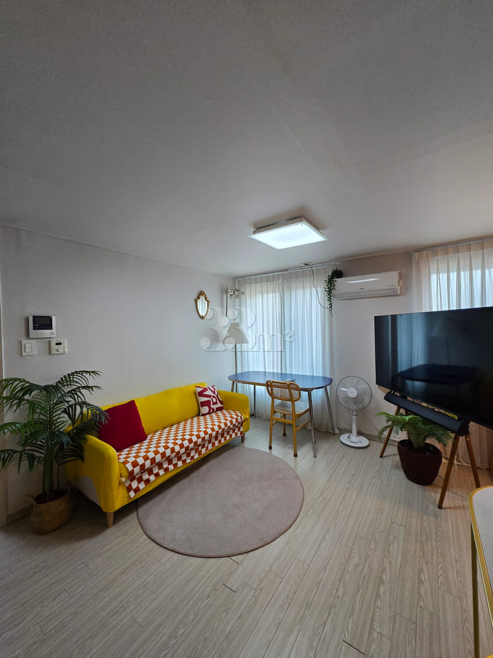 Right by the subway station. Spacious two-bed 방 이미지