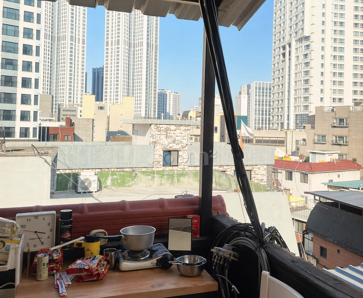 Spacious Rooftop Two-Room Unit / Free Parking 10th image