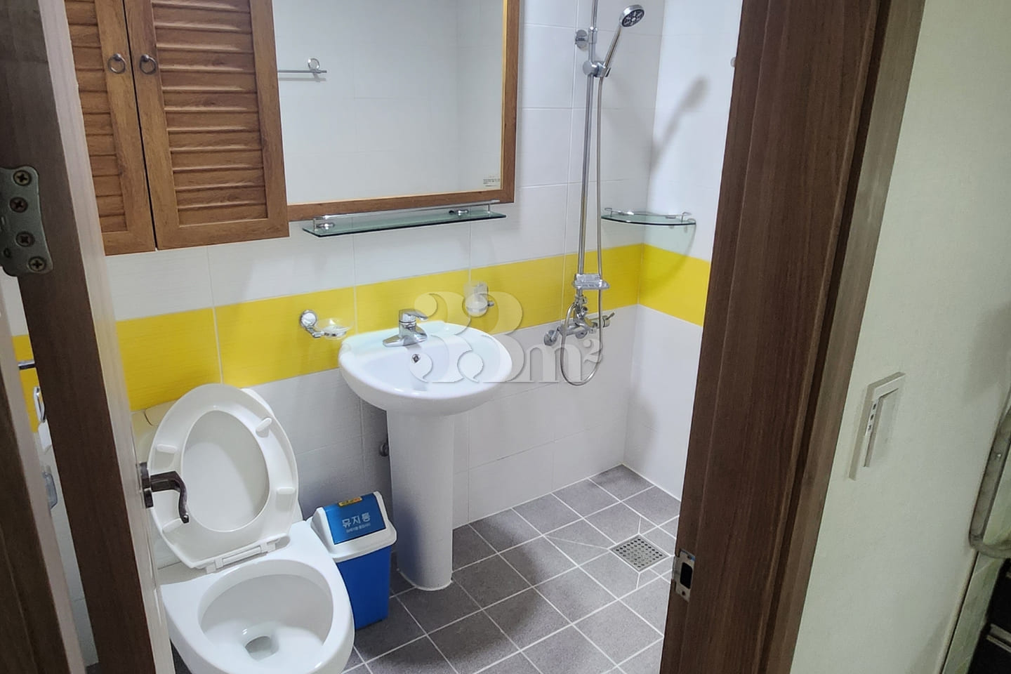 Spacious 1.5-room, quiet, free parking 3th image