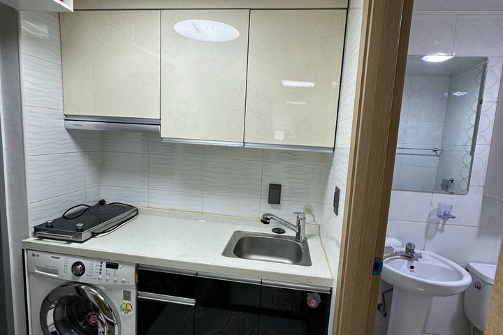 Fully furnished two-bedroom apartment near By 9th image