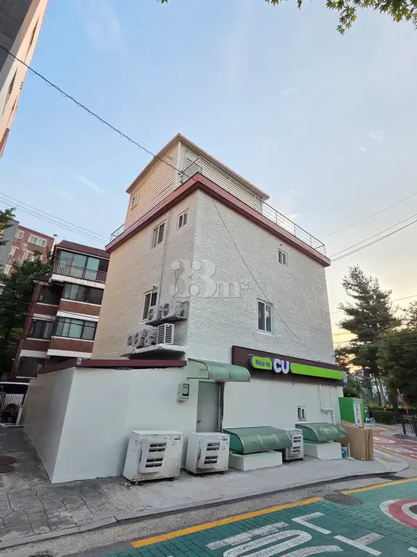 Studio apartment with a terrace near the back 9th image