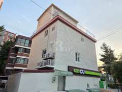 Studio apartment with a terrace near the back 9th image